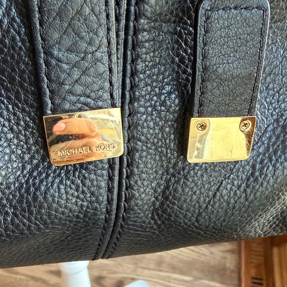 Michael Kors Black Bedford Pebbled Leather Shoulder Bag Gold Zippers Buckle EUC - Picture 3 of 6